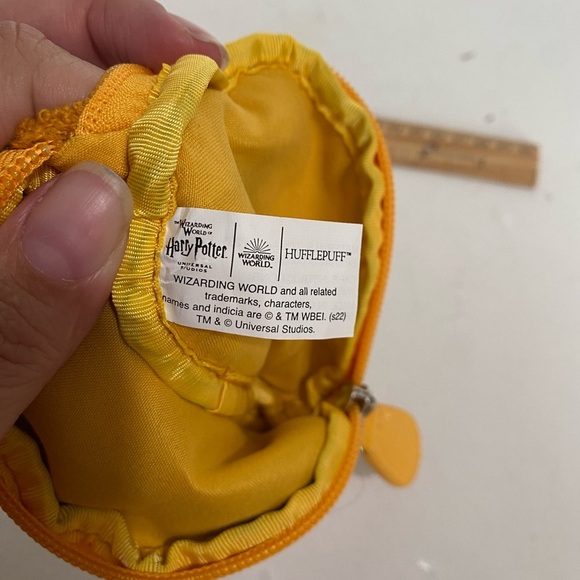 Universal Studios Harry Potter Hufflepuff Chenille Coin Purse Yellow & Grey EUC - Picture 6 of 6